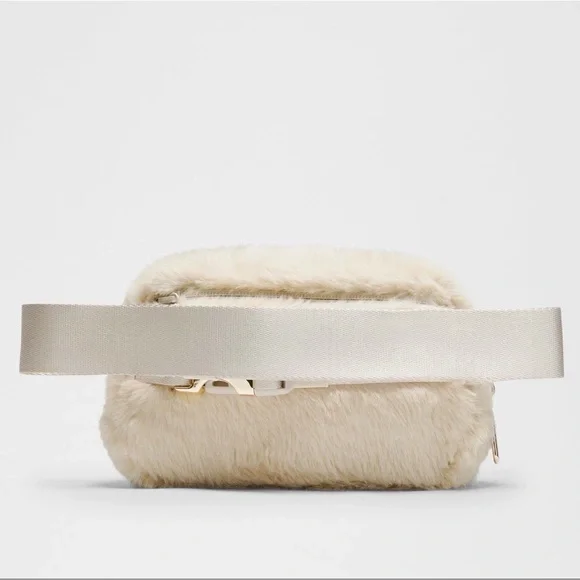 🆕 LULULEMON Everywhere Belt Bag Plush Fleece *Rhinestone Logo! NEW Ivory/Gold - Picture 5 of 17